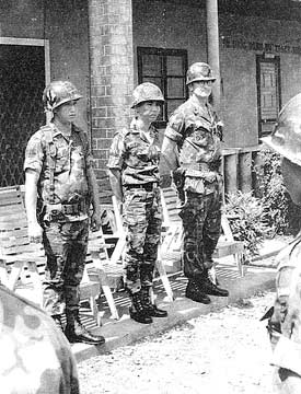 Thiếu T Trịnh Thanh Xun v Trung T Chung thanh Tng, đứng giư, 1973