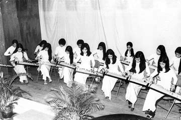 Tc Giả trong một buổi học nhạc ti Saigon trước 1975 (ngồi hng đu từ bn phải)