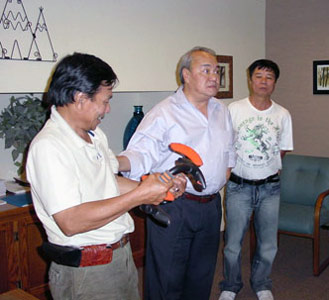 BĐQ Bi qiang Lm (giữa) đang thuyết trnh.